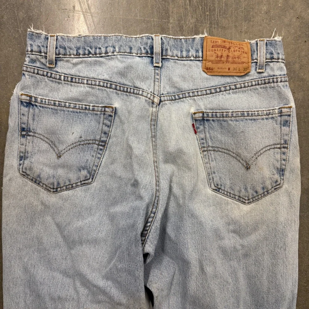 Vintage Levis 550 Mens Relaxed Fit Tapered Leg Light Wash Denim Jeans 36x31